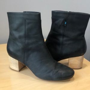 TOMS Evie leather zipup boot like new